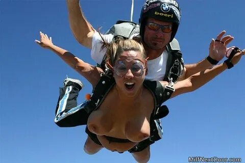 These milfs are out of their minds skydiving naked - Pichunt