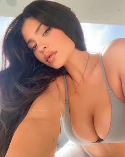 Kylie Jenner Sexy (32 Photos) .