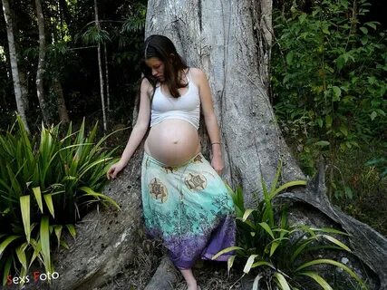 Голая беременная девушка в лесу (20 фото)