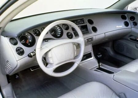 Торпедо Buick Riviera в кузове D07 GD2 1995 года выпуска. Фо