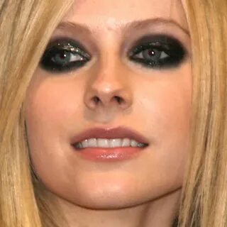 Avril Lavigne Makeup: Black Eyeshadow & Clear Lip Gloss Stea