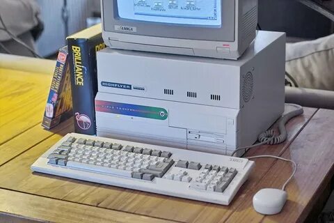 CommodoreBlog в Твиттере: "Amiga 4000 with HighFlyer expansi