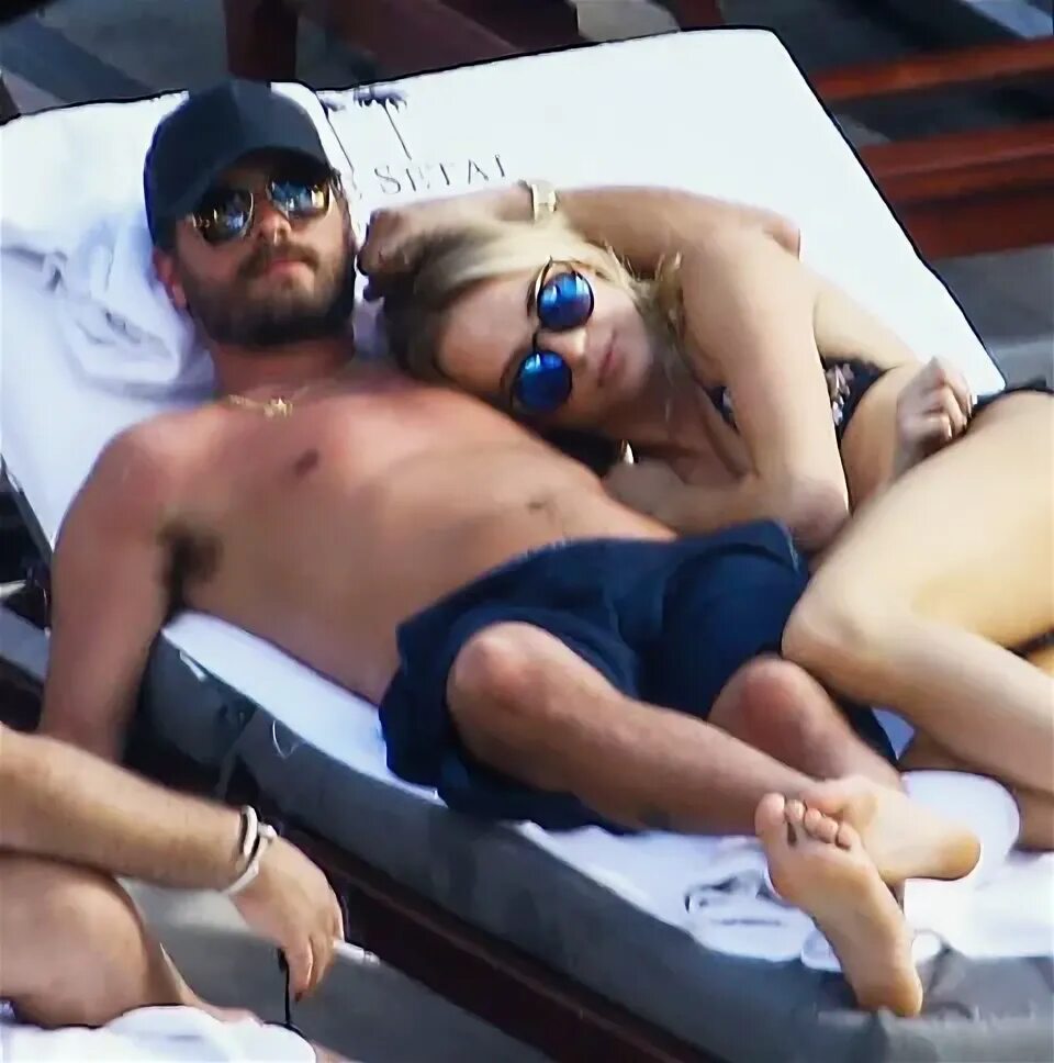 Welcome to Kaycee Gist's Blog: Scott Disick Lounges Poolside