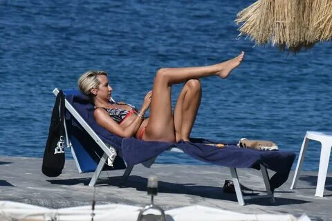 Lady Victoria Hervey In Bikini In Ischia - Celebzz - Celebzz