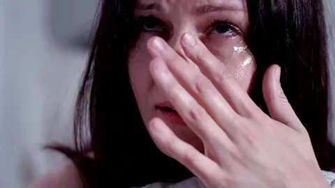 Video Stok 4k brunette woman crying on bed (100% Tanpa Royal