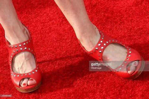 Illeana Douglas Feet (14 photos) - celebrity-feet.com