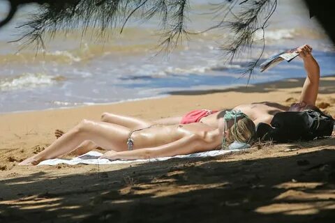 Margot Robbie topless at the beach - Album on Imgur