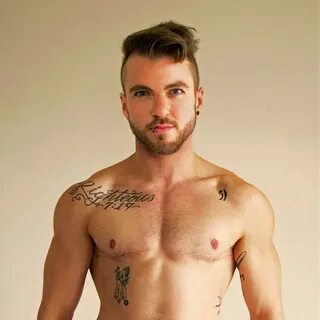 Modelo transgênero reproduz pose de Adam Levine nu para revi