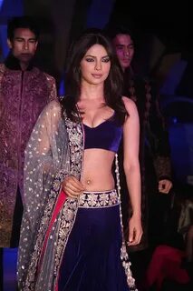 ICine - Indian Cinema Diary: Priyanka Chopra Hot Navel Show 