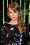 Taylor Swift Side Sweep - Taylor Swift Hair Lookbook - Style