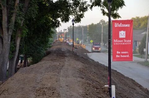 File:Levee rises around Minot State University.jpg - Wikimed