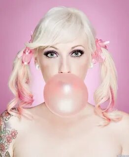 Блондинка с косичками надувает пузыри из жвачки - Фото на ав