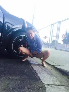 Upvote this leak of Miley Pissing in a parking lot before ju