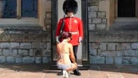 20 INAPPROPRIATE MOMENTS WITH ROYAL GUARDS - YouTube