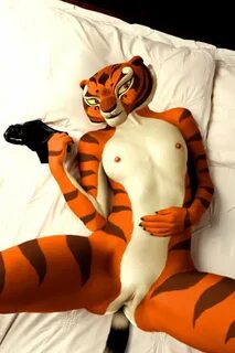 Голые тигрицы - 50 порно фото