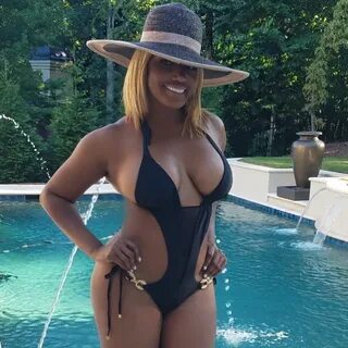 NeNe Leakes Shows Off Incredibly Sexy Body In Swimsuit Pics