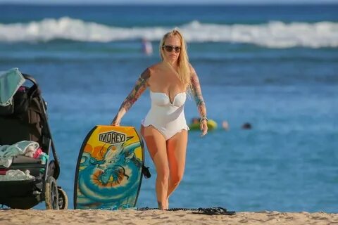 Jenna Jameson Shows off her curves on the beach in Hawaii - 