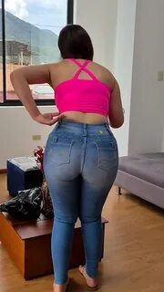 Hermosa morena jeans apretados sexis curvas Mujeres bellas e