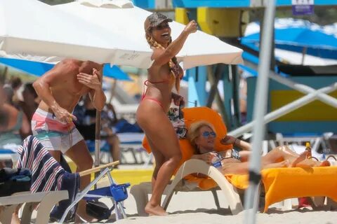 Maripily Rivera Enjoys a Beach Day in Miami (14 Photos) .