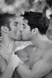 FreakAngelik: Friday gay kiss