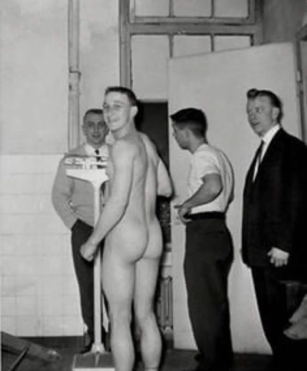 одетые женщины голый мужчина медосмотр фото 58