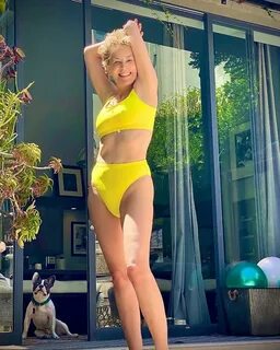 Снимок 63-летней Шэрон Стоун в лимонном бикини - лучшая моти