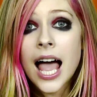 Avril Lavigne Makeup: Black Eyeshadow, Gold Eyeshadow & Pink