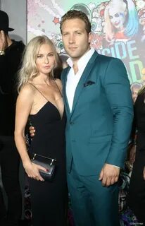 Jai Courtney et sa compagne Mecki Dent - Première du film Su