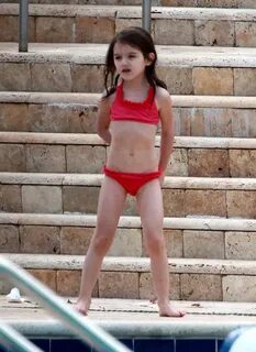 Кэти Холмс с дочерью Сури отдыхают в Майами возле бассейна. 