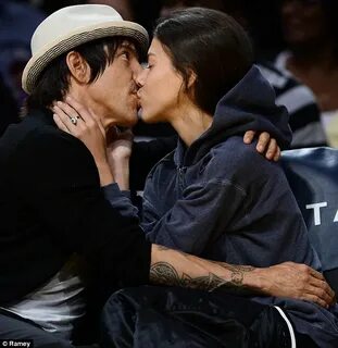 helena-vestergaard-anthony-kiedis-lakers-november-2013-1 Ant