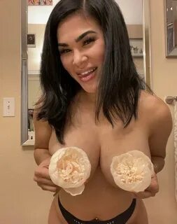 Fit Chick Rachael Ostovich Displaying Her Curvaceous Body an