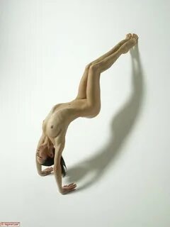 Гибкая гимнастка Магдалена садится на шпагат голая
