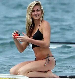 Witney Carson and DWTS co-star Lindsay Arnold go paddleboard