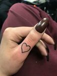 Татуировка сердце на пальце (69 фото)