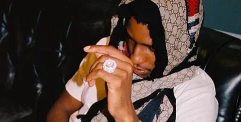 A $AP Rocky показал, как завязывать платок в стиле babushka 