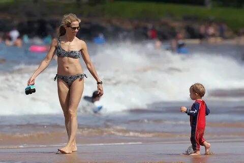 sheryl-crow-bikini-at-a-beach-in-hawaii-08 GotCeleb