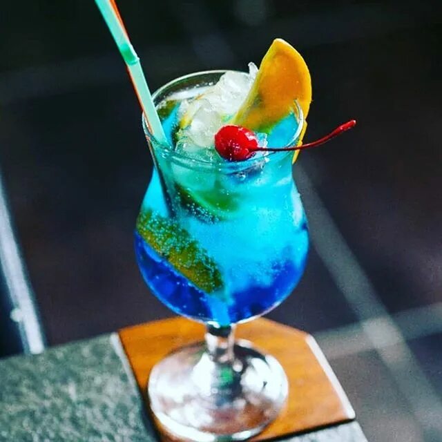 Один из самых завораживающих напитков лета ☀ Коктейль "Голубая лагуна&...
