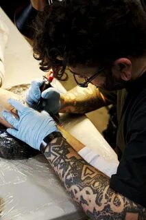 Мастера татуировки за работой - 600+ фото