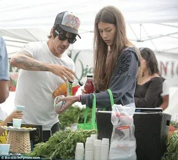 helena-vestergaard-anthony-kiedis-lakers-november-2013-4 Ant