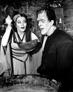 FRED GWYNNE & YVONNE De CARLO IN 'THE MUNSTERS' - 8X10 PUBLI