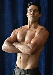 Tyler Hoechlin shirtless in Bigger Tyler hoechlin shirtless,