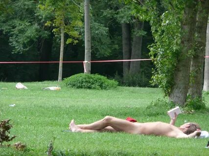 Central park nude 🍓 Молодая девчонка с маленькими красивыми сиськами гуляет на у