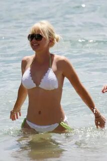 Anna Faris Shows Off Her Toned Body In A Sexy White Bikini