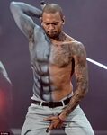 BET Awards 2012: Chris Brown paints on muscles for performan