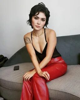 9 Fakta Daniella Pineda, Pemeran Faye Valentine Versi Live