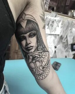 Sarah Spread on Instagram: "1st session on a Cleopatra piece