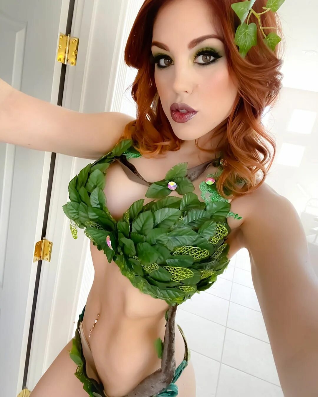 Molly Stewart auf Instagram: "Which #PoisonIvy pic do you like more? 