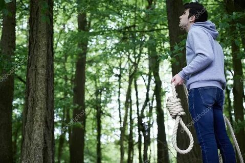 Depressiver Mann erwägt Selbstmord durch Erhängen im Wald - 