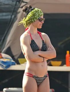 Evangeline Lilly Wearing a bikini in Hawaii - Celebzz - Cele