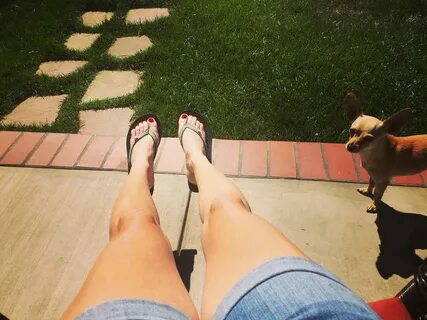 Angela Kinsey Feet (20 photos) - celebrity-feet.com